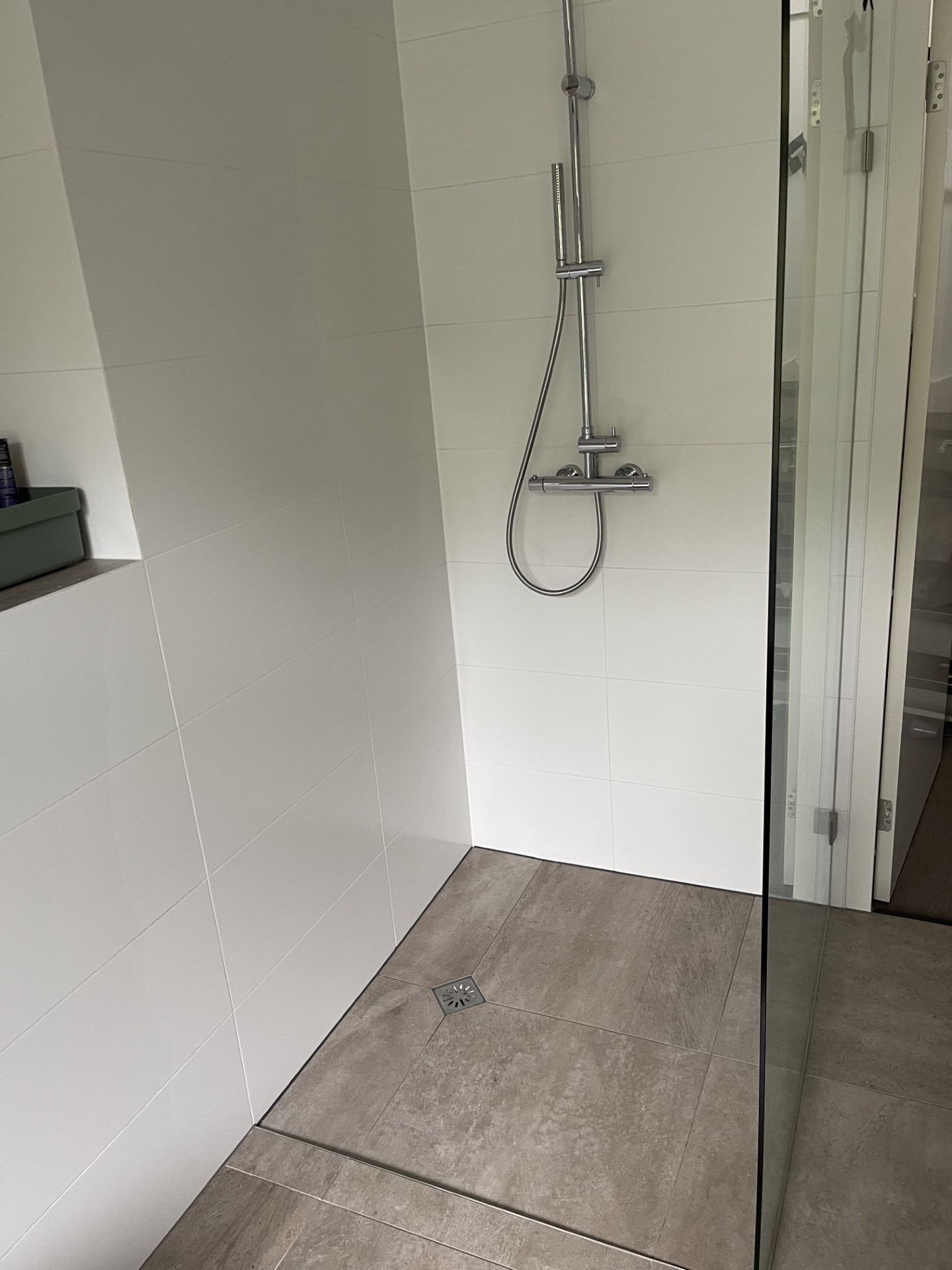 Mooie badkamer strakke voegen en kitranden