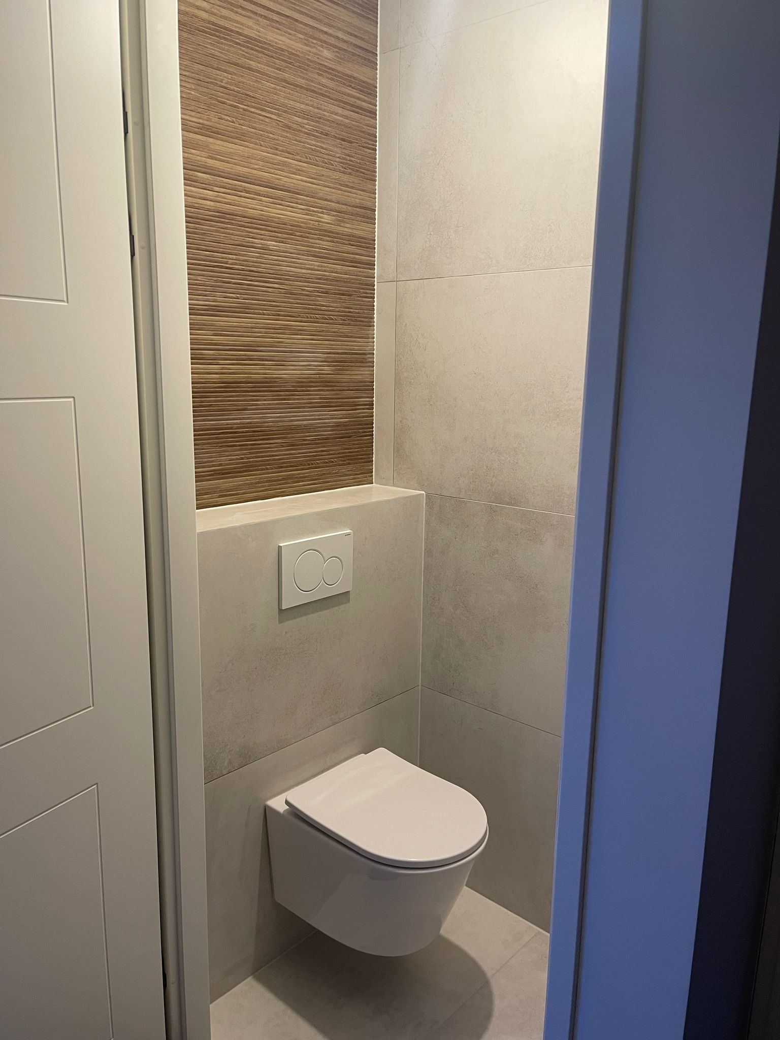 Netjes afgewerkt toilet met tegelwerk